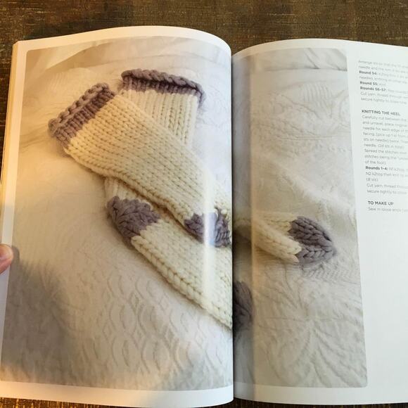 Super Chunky Knits 35 Knitting Pattern Book Knit Mitten Scarf Afghan Sock Purse - Picture 6 of 10